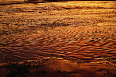 Günbatımının ışıltısıyla okyanus