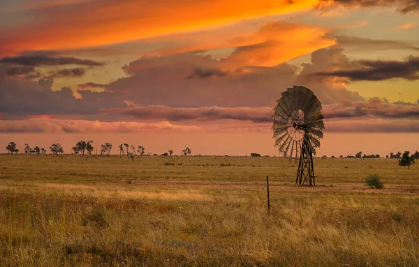 Vista Rural Australiana Pôr Sol Com Moinho Vento — Fotografia de Stock