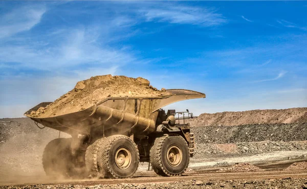 Miasto Górnicze Kalgoolie Zachodniej Australii Ciężarówka Górnicza Porusza Się Ziemi — Zdjęcie stockowe