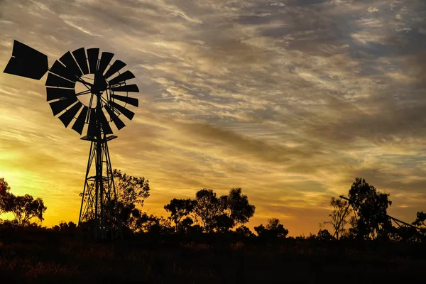 Uzak Orta Avustralya Yel Değirmeni Gün Batımında — Stok fotoğraf