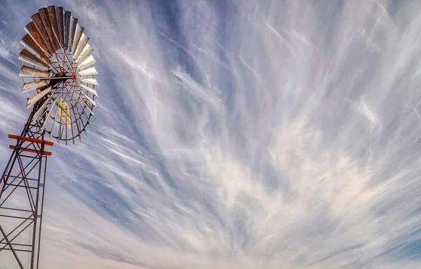 Viento Inusual Deslizó Nubes Blancas Con Molino Viento Lado Foto —  Fotos de Stock