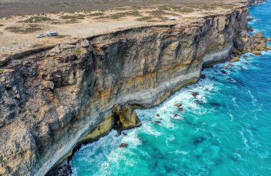 Güney Avustralya 'daki Nullarbor Ovaları, Büyük Avustralya Körfezi kıyısındaki neredeyse ağaçsız ve kurak bir bölgenin parçasıdır.