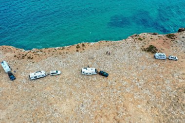 Güney Avustralya 'daki Nullarbor Ovaları, Büyük Avustralya Körfezi kıyısındaki neredeyse ağaçsız ve kurak bir bölgenin parçasıdır.