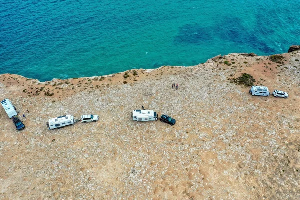 Güney Avustralya 'daki Nullarbor Ovaları, Büyük Avustralya Körfezi kıyısındaki neredeyse ağaçsız ve kurak bir bölgenin parçasıdır.