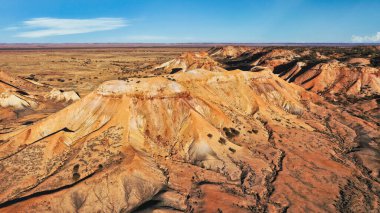Arckaringa, Güney Avustralya 'da Boyalı Çöl, kayalar, dağlar ve jeolojik oluşumlar. Sersemletici hava manzarası açık mavi gökyüzünün altındaki engebeli araziyi yakalıyor..