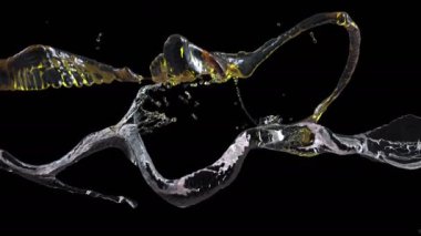 Su ve yağ jeti siyah zemin alfa mat üzerinde çarpışır