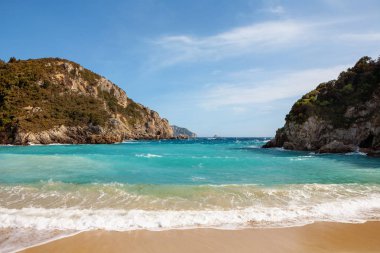 Paleokastritsa: Korfu, Yunanistan bir koyunda güzel turkuaz beach