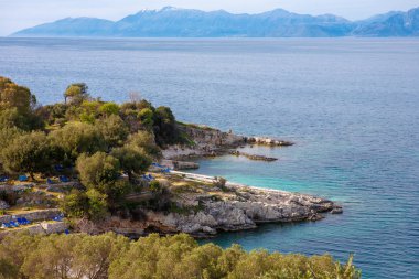 Kassiopi: Korfu, Yunanistan kalede Bataria sahilden görünümünü