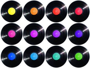 12 vinil kayıtlar (1500px Yükseklik boyutu) ve etiketleri üzerinde beyaz izole farklı renklerde. Clippling yolları dahil.