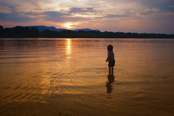 Niño Pequeño Parado Agua Arrojando Piedras Río Atardecer — Foto de Stock