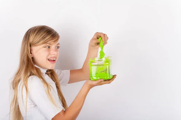 Девушка Вытаскивает Зеленую Слизь Пластиковой Коробки — стоковое фото