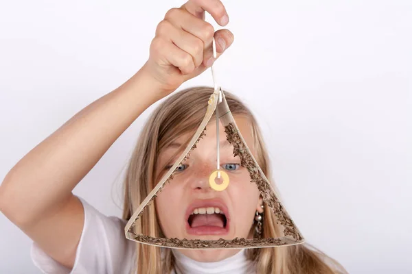 Schockiertes Mädchen Mit Einer Mottenfalle Voller Gefangener Futtermotten — Stockfoto