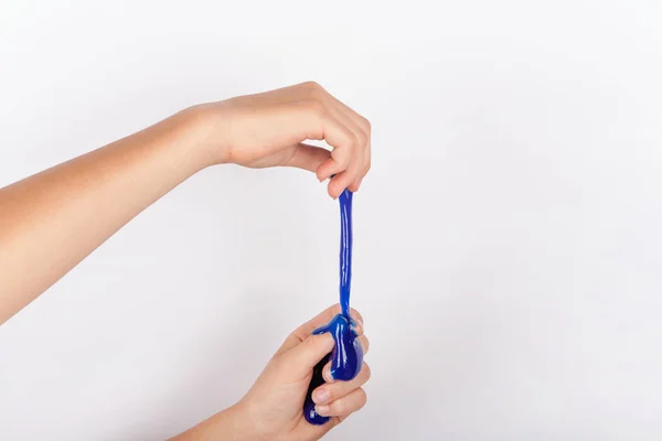 Dziecko Ręce Wyciąganie Zabawka Niebieski Śluz Jak Makaron — Zdjęcie stockowe