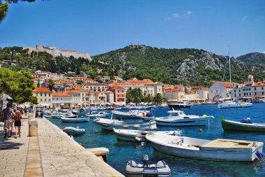 Hvar, Hırvatistan - 8 Temmuz 2018: Hvar city liman ile İspanyolca kalenin içinde belgili tanımlık geçmiş