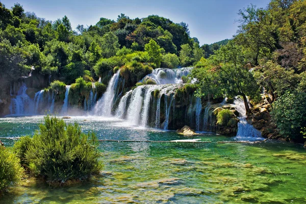 Güzel cascade şelaleler üzerinden Milli Park Krka Sibenik ve Split Hırvatistan