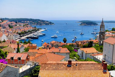 Panoramik Hvar town Limanı ile lots-in Hırvatistan kırmızı çatılar