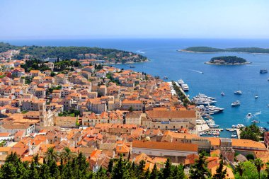 Hvar kasaba ve Hırvatistan İspanyolca kalede limandan