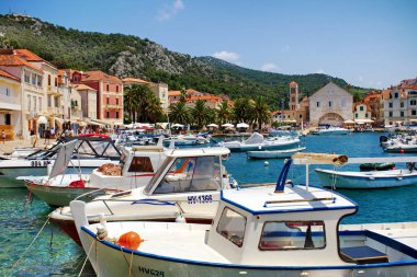 Hvar, Hırvatistan - 8 Temmuz 2018: St Stephen catedral Hırvatistan arka planda beldesi Hvar, tekneler