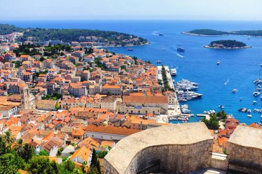 Hvar şehir ve liman ön planda Hırvatistan kale detayını İspanyolca kale üzerinden