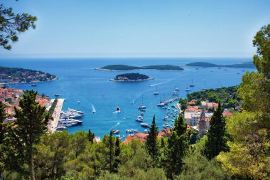 Hvar kasaba ve yeşillik Hırvatistan tarafından çerçeveli liman