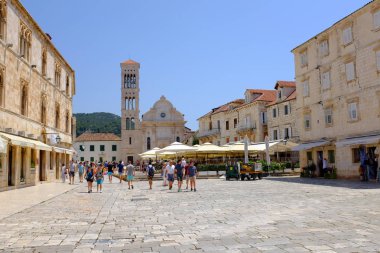 Hvar, Hırvatistan - 8 Temmuz 2018: St Stephen catedral Hırvatistan Hvar kasabasında önünde kare