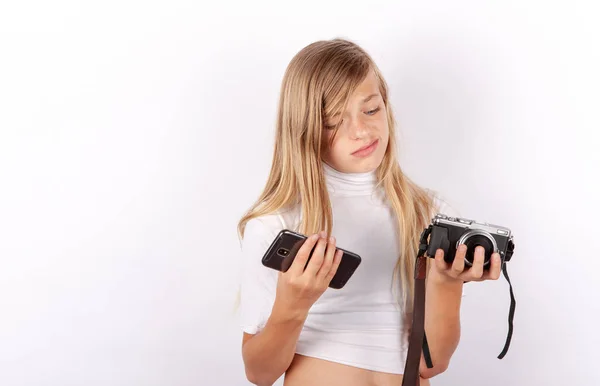 Молодая Девушка Выбрать Между Смартфоном Компактной Камерой Мобильный Телефон Против — стоковое фото