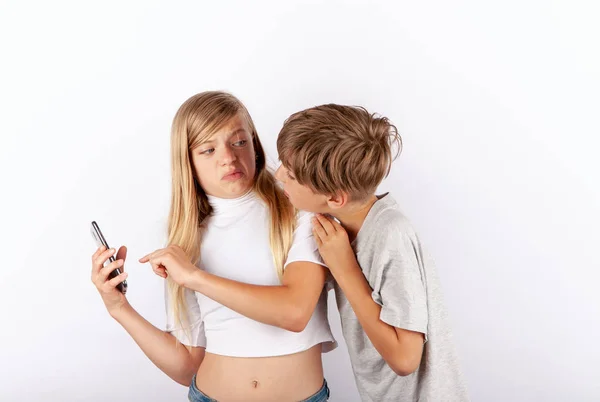 Fiatal Fiú Próbál Nézni Vállán Lány Lány Mobiltelefon Kém Nagyon — Stock Fotó
