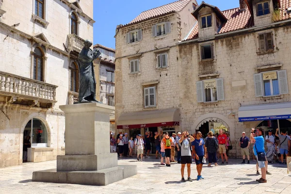 Split Croácia Julho 2018 Estátua Poeta Croata Praça Das Frutas — Fotografia de Stock