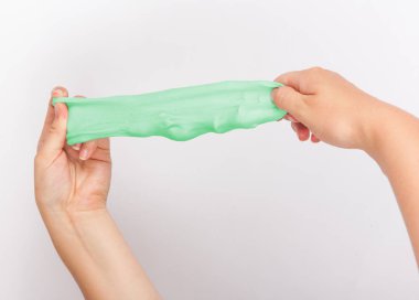 Bir elini tutarak el yeşil çamur oyuncak yapılan