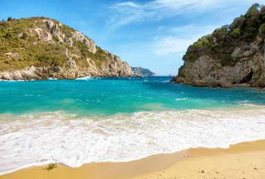 Güzel kumsalı Paleokastritsa Corfu Island, Yunanistan.