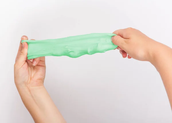 Mãos Segurando Brinquedo Lodo Verde Feito Mão — Fotografia de Stock