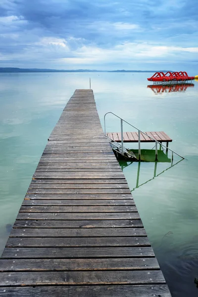 巴拉顿湖湖与码头和脚踏艇在后台 — 图库照片