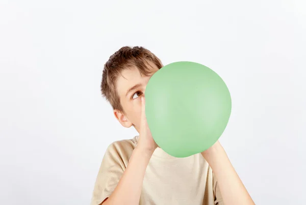 Mladý Chlapec Fouká Sliz Hračka Jako Bylo Balón — Stock fotografie