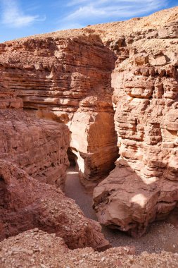 Kumtaşı kayalıklarla kırmızı Kanyon Milli Parkı içinde İsrail Park'ta Timna uzaklığı arasında turist yolu