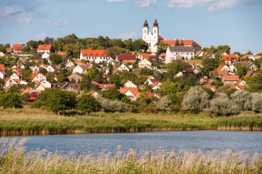 Tihany abbey ve köyün iç Gölü Macaristan Balaton Gölü yanındaki tepede