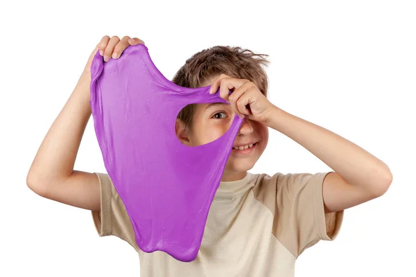 Vrolijke Jongen Houden Een Paarse Slime Speelgoed Kijkend Naar Haar — Stockfoto