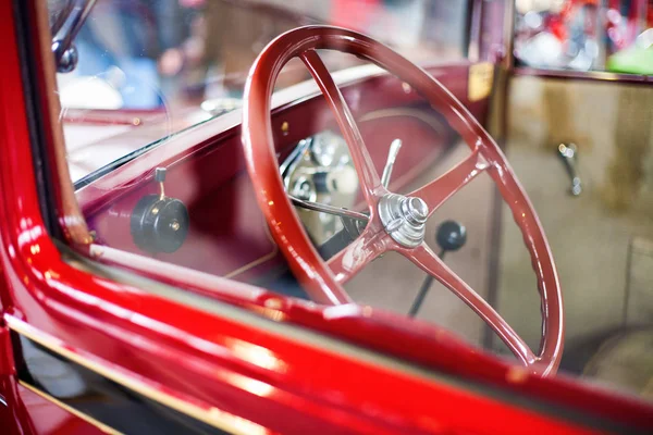 Detail Van Een Rode Oldtimer Auto Interieur Stuurwiel Het Zeer — Stockfoto