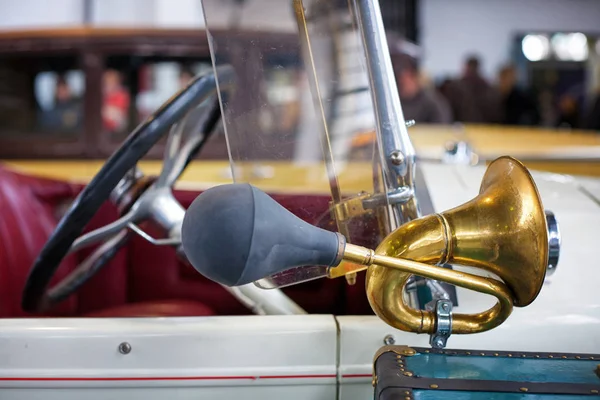 真鍮製ヴィンテージ車のクラクション — ストック写真
