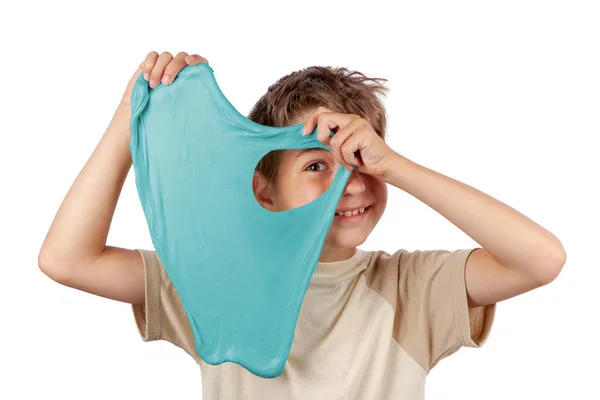 Vrolijke Jongen Holding Turkooise Kleur Slime Speelgoed Kijkend Naar Haar — Stockfoto