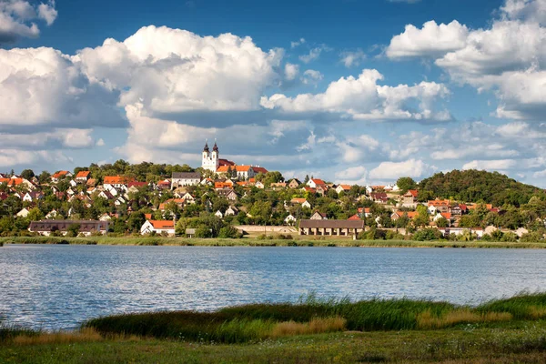 Tihany Med Klostret Och Sjön Innert Fronten Balatonsjön Ungern — Stockfoto