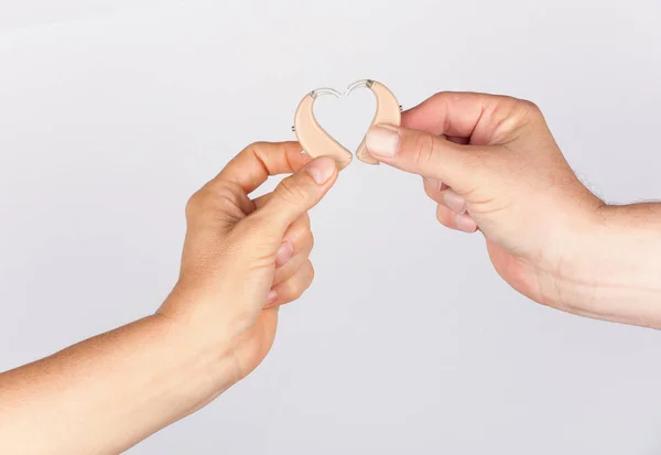 Dames Mans Hand Die Een Hart Vormen Samen Met Gehoorapparaat — Stockfoto