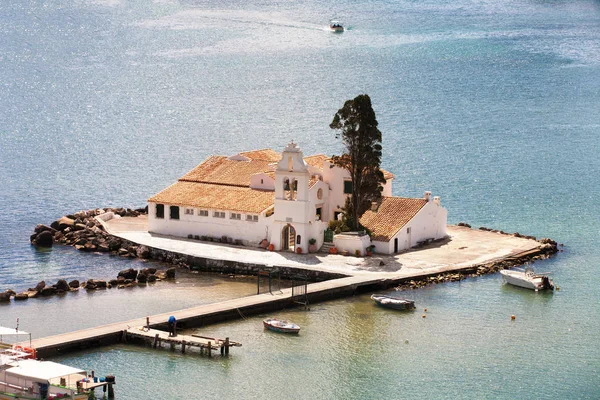 Balıkçı Tekneleri Korfu Yunanistan Ile Panagia Vlacherna Kilisesi Nin Havadan — Stok fotoğraf