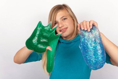 Bir yeşil ve mavi glitter çamur tutan kız