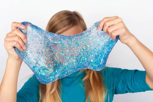 Genç Kız Bir Transparend Mavi Glitter Pislik Yüzünü Önünde Kendimi — Stok fotoğraf