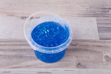 Bir kova bir tabloda bir glitter balçık