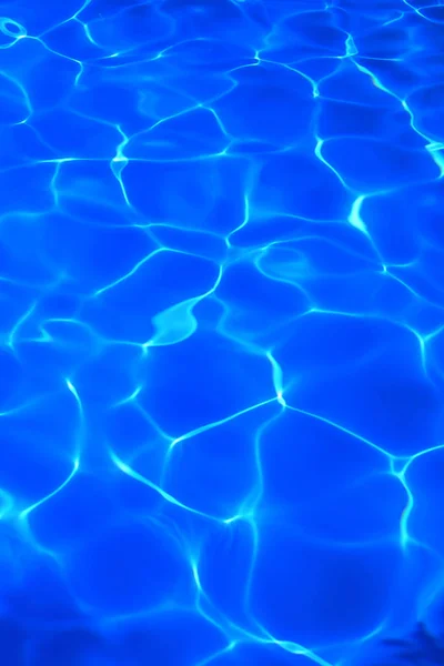 鮮やかな深い青色の水の背景 縦向き — ストック写真