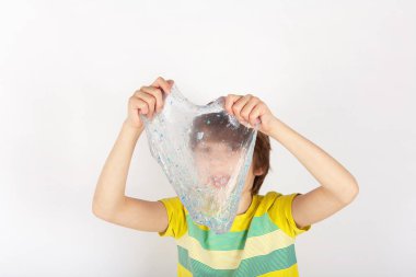 Bir trasparent glitter pislik yüzünü önünde tutan çocuk