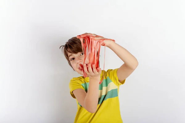 Jongen Toont Een Slime Tussen Zijn Handen — Stockfoto