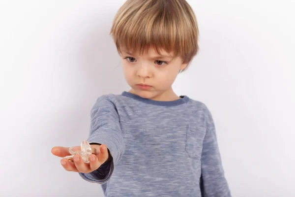 Χαριτωμένο Μικρό Αγόρι Που Κατέχουν Ακουστικά Βαρηκοΐας Στην Παλάμη Του — Φωτογραφία Αρχείου