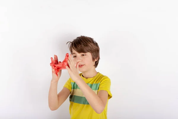 Αστείος Αγόρι Παίζει Κόκκινες Βλέννες Μοιάζει Gunk — Φωτογραφία Αρχείου